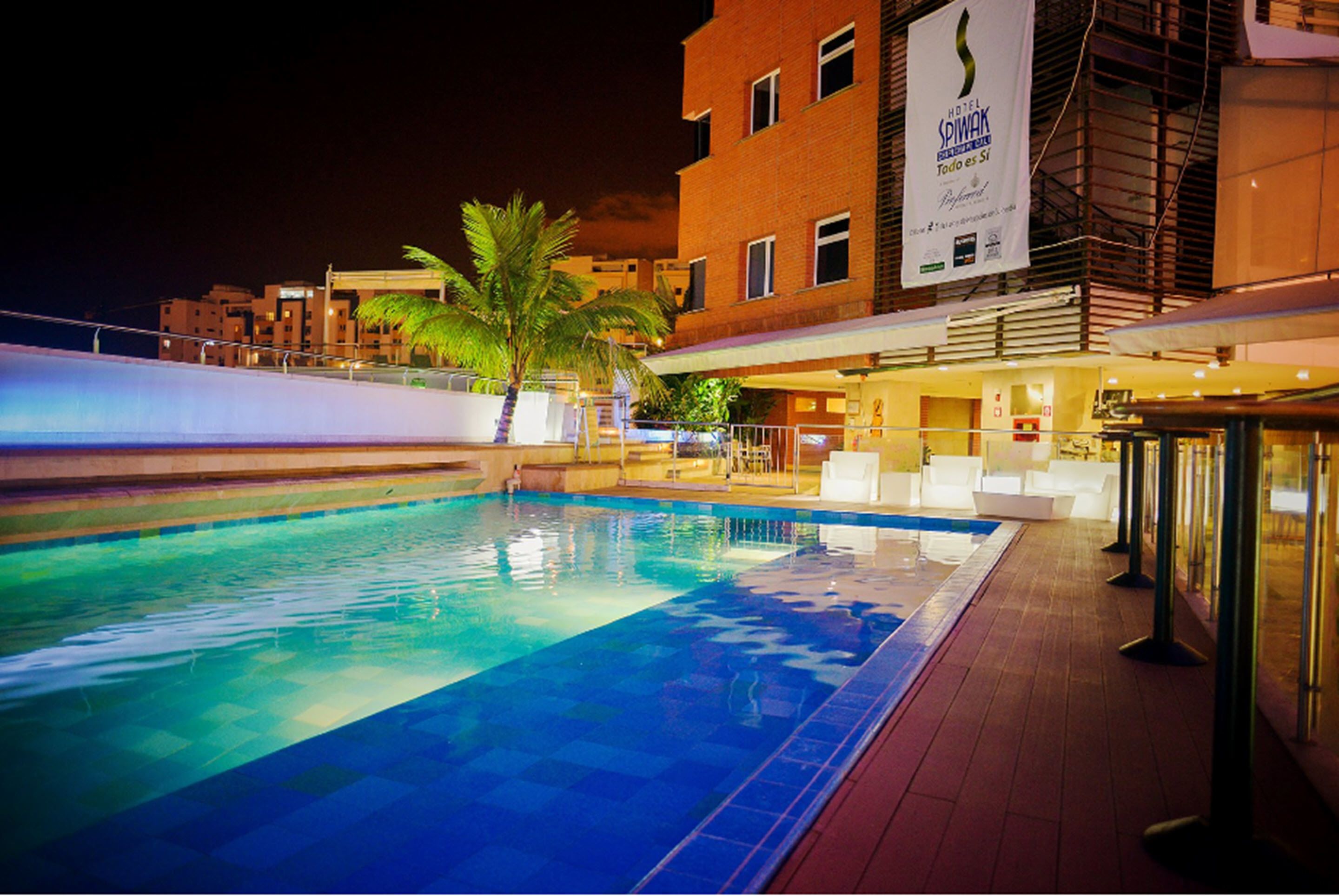 outdoor pool, open 10:00 am to 6:00 pm, free pool cabanas, pool loungers