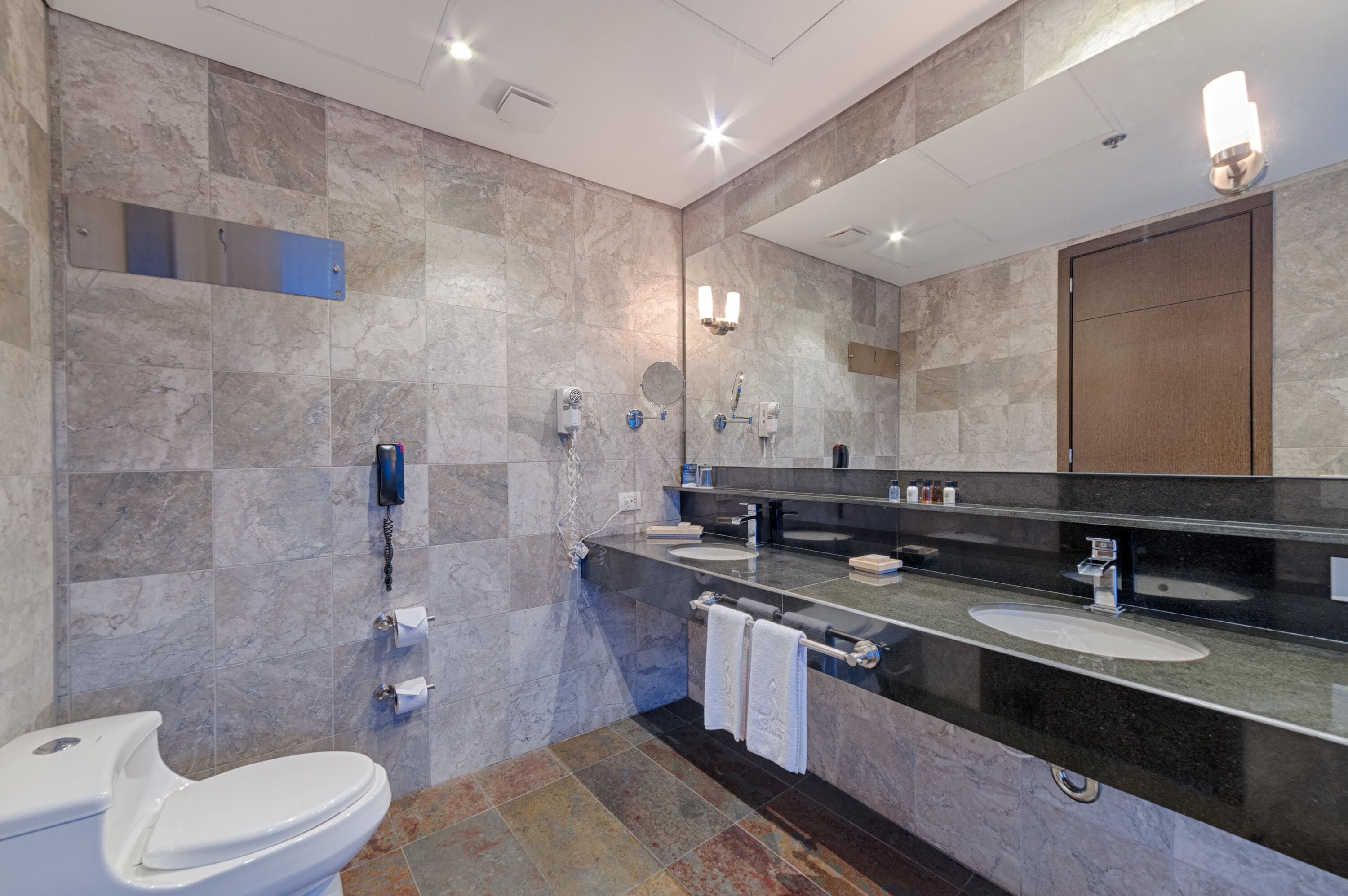 rainfall showerhead, free toiletries, hair dryer, towels