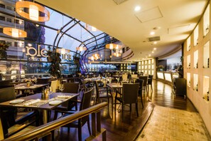 Serveert ontbijt, lunch, diner, uitzicht op het zwembad 