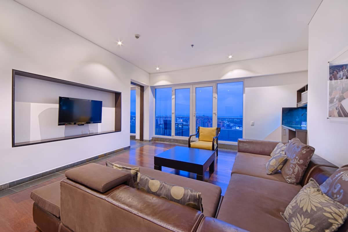 presidential suite, 1 king bed | premium bedding, down duvets, memory-foam beds, minibar