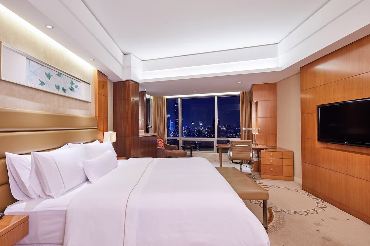 Premium bedding, down duvets, minibar, in-room safe