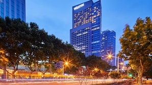 Un edificio de gran altura con el nombre 