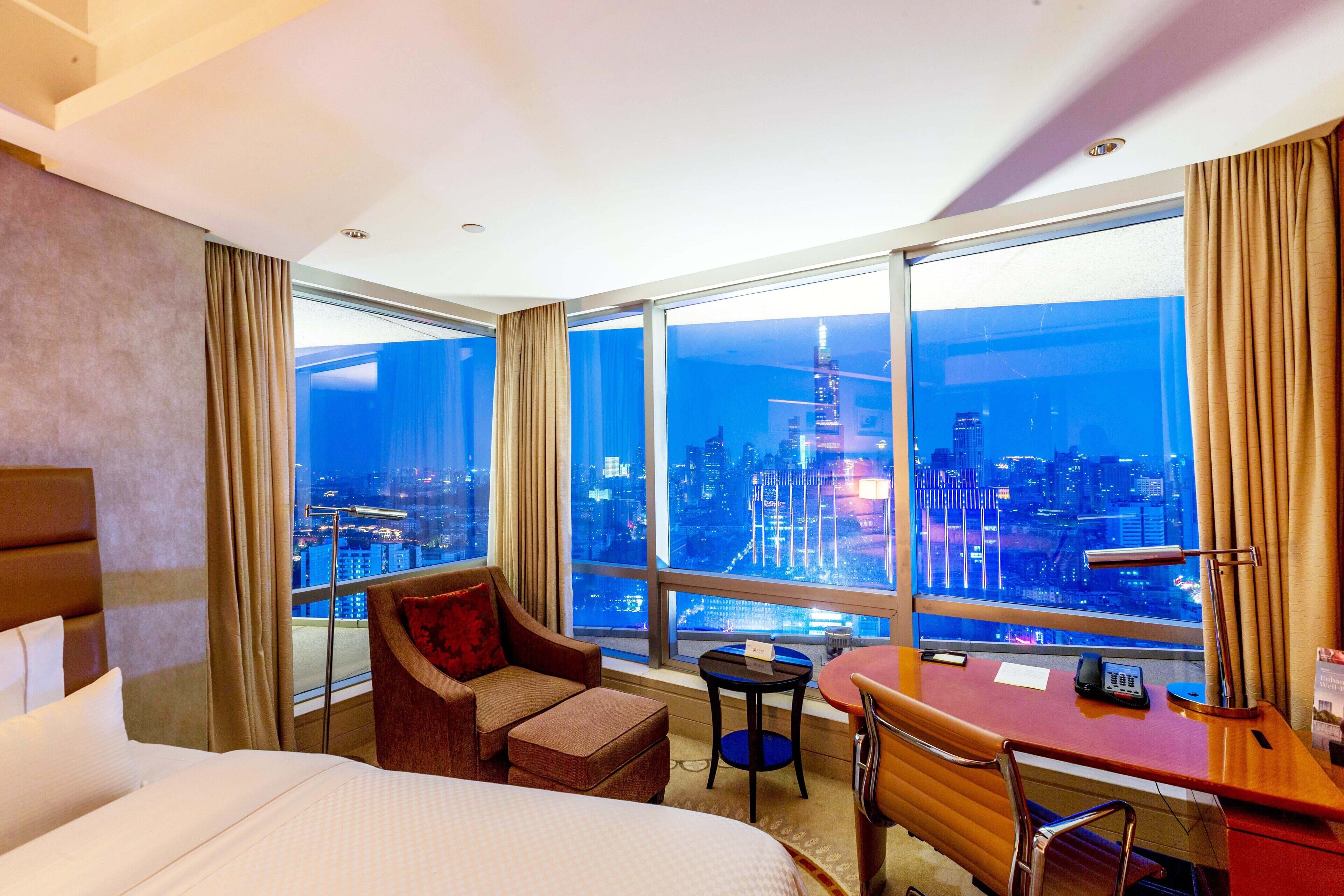 executive room, 1 king bed, partial lake view, executive level | premium bedding, down duvets, minibar, in-room safe