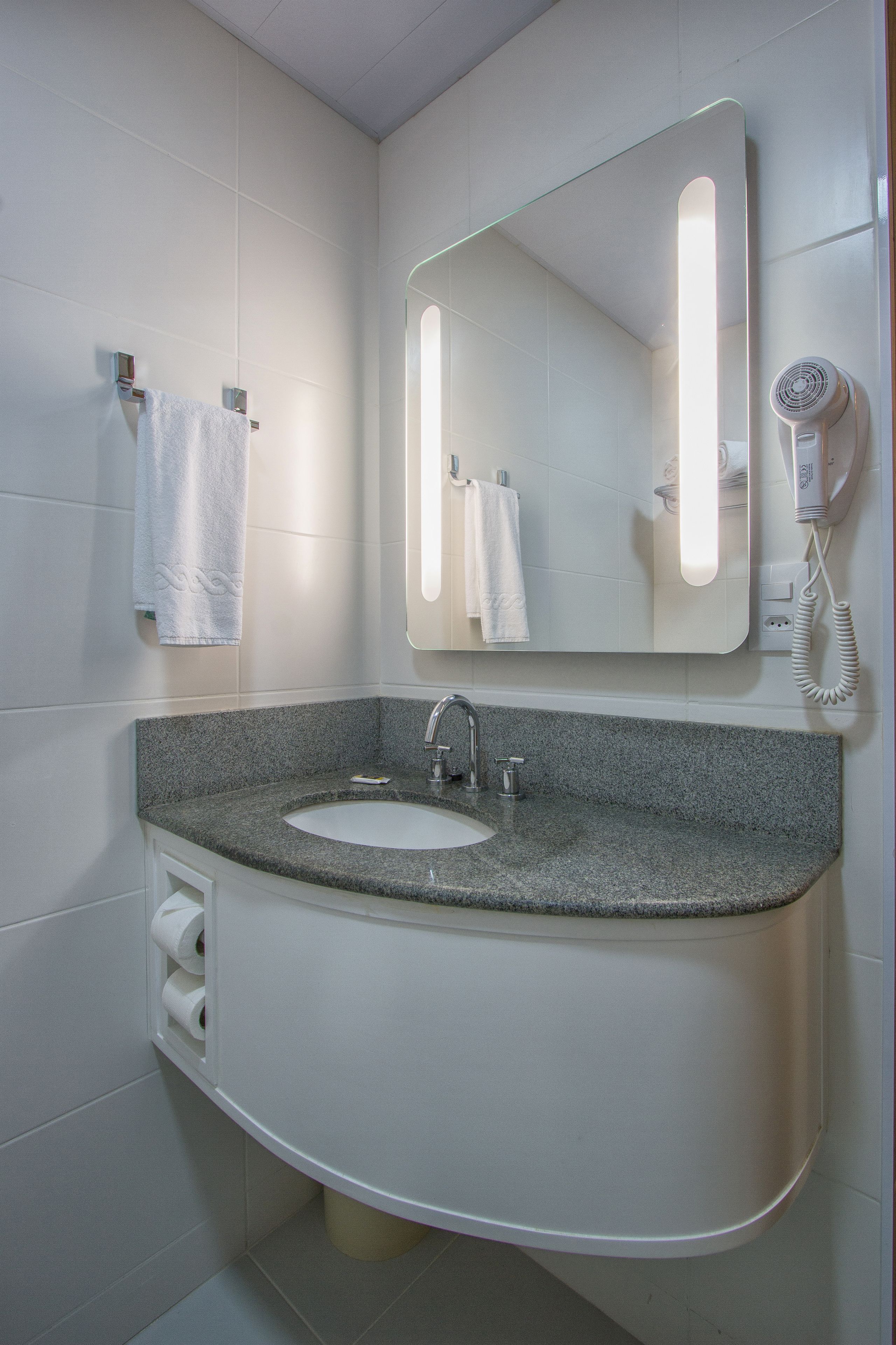 executive twin room | bathroom sink