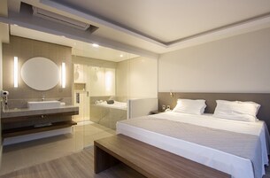 Minibar, caja de seguridad en la habitación y escritorio 