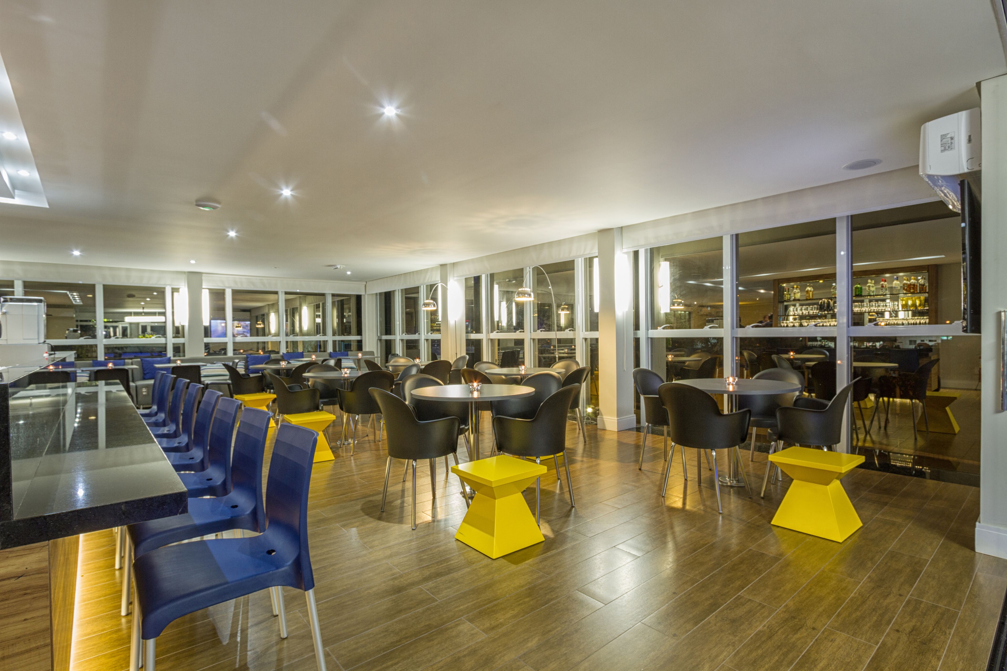 Bar (trong khuôn viên)