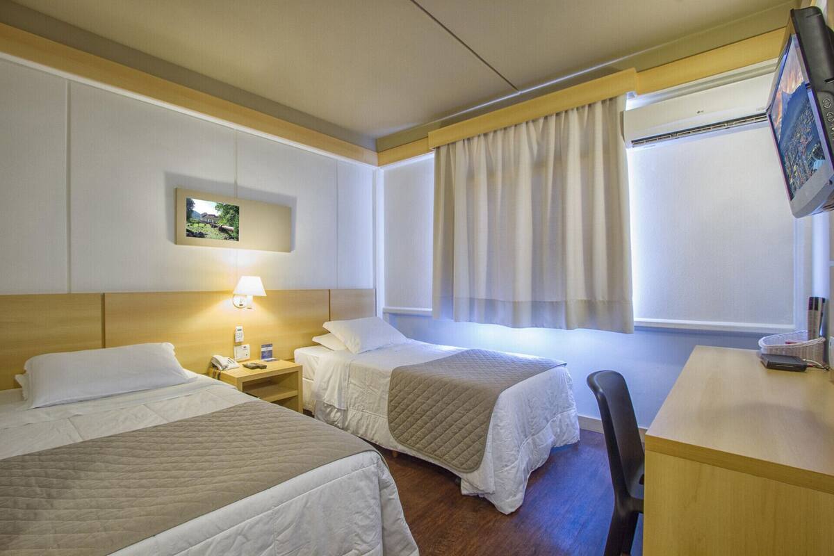 Minibar, caja fuerte, escritorio y espacio para trabajar con un portátil