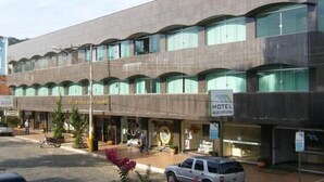 A hotel with a modern design, featuring a flat roof and large windows. - Hotel Águas Virtuosas (Lambari)