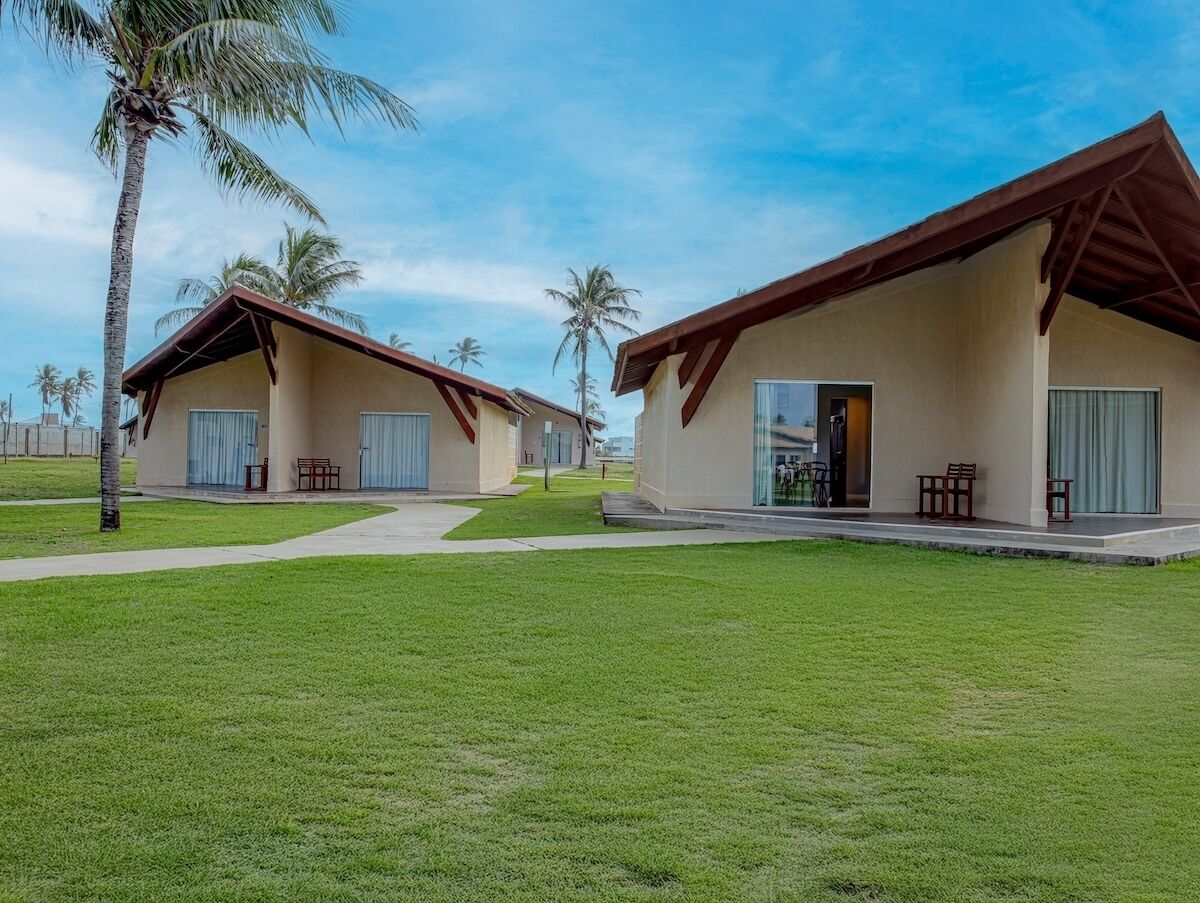 Bangalô Famliar | Minibar, safe på rommet, skrivebord og blendingsgardiner