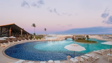 Piscine extérieure, parasols de plage, chaises longues