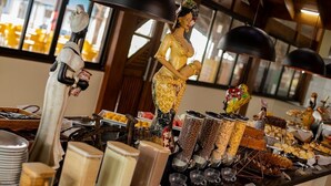 Ein Buffet mit verschiedenen Speisen und einer dekorativen Statue.
