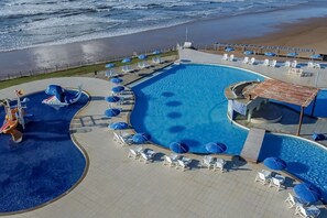 Utendørsbasseng, bassengparasoller og solsenger