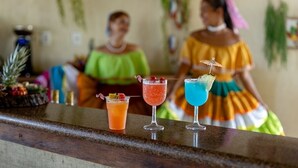 Eine Bar mit drei Cocktails.