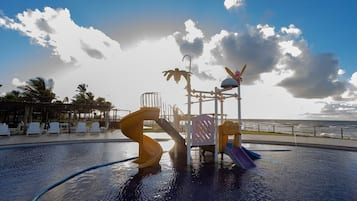 Piscina externa, guarda-sóis, espreguiçadeiras