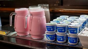 Exposição de bebidas com duas bebidas cor-de-rosa e diversos potes de iogurte Betania.