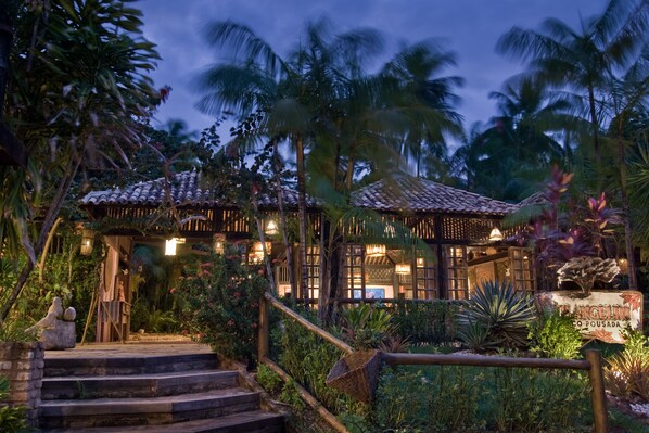 Façade de l’hébergement - soirée/nuit