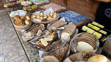 含每日吃到飽早餐