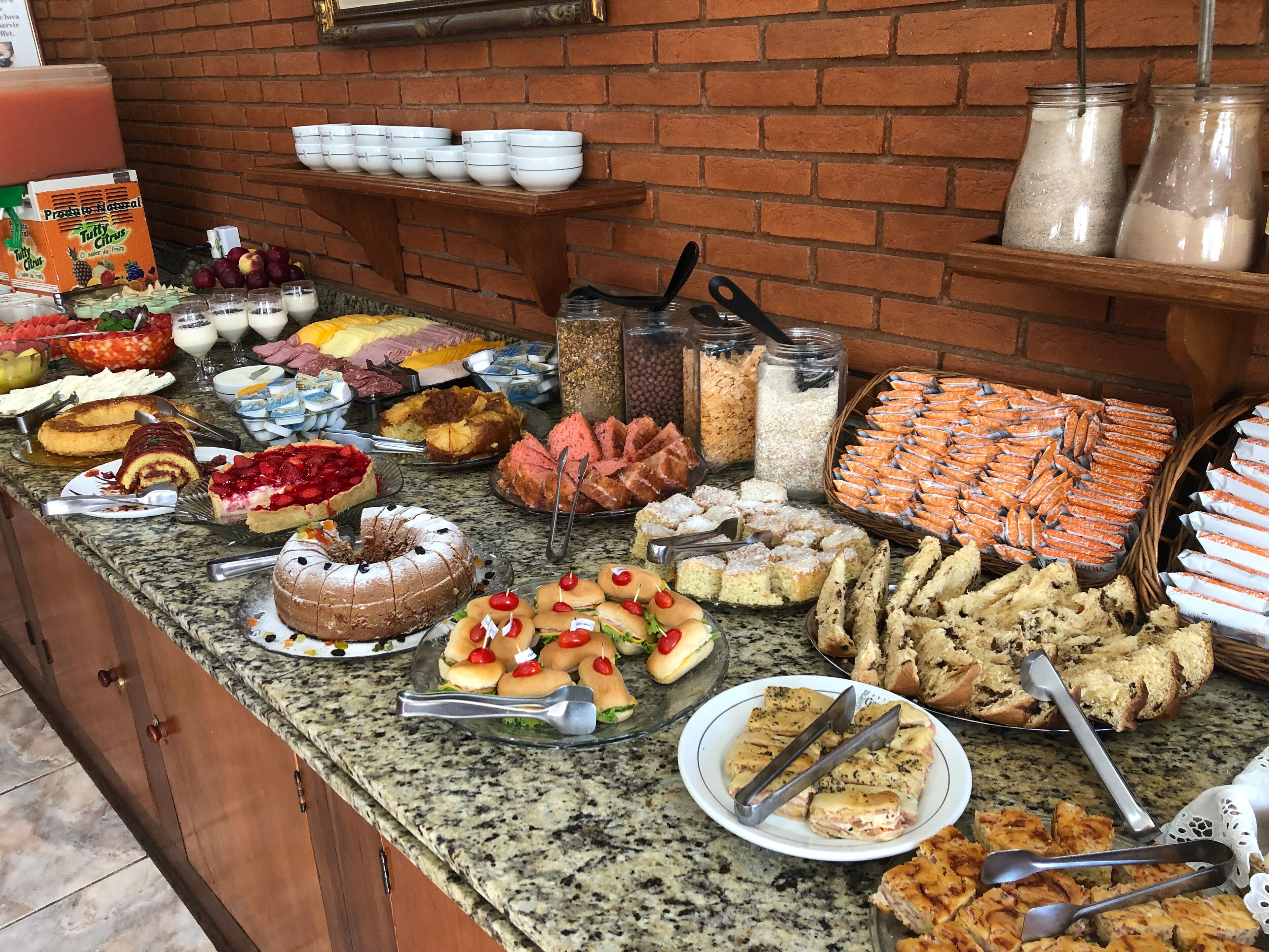 Café da manhã com buffet grátis todos os dias