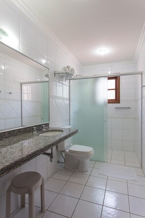 Douche, articles de toilette gratuits, sèche-cheveux