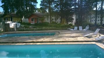 Piscine extérieure, chaises longues