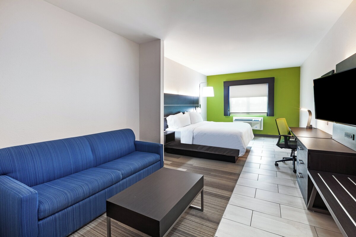 Suite, 1 King Bed | Desk, laptop workspace, soundproofing, iron/ironing board