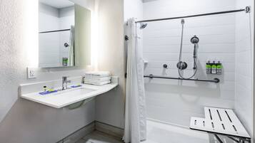 Pengering rambut, handuk, sabun, dan sampo