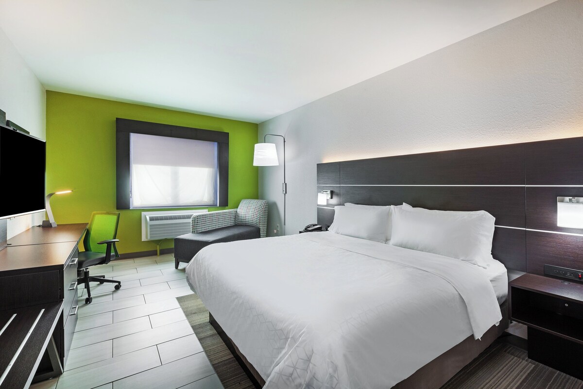 Standard Room, 1 King Bed (LEISURE) | Desk, laptop workspace, soundproofing, iron/ironing board