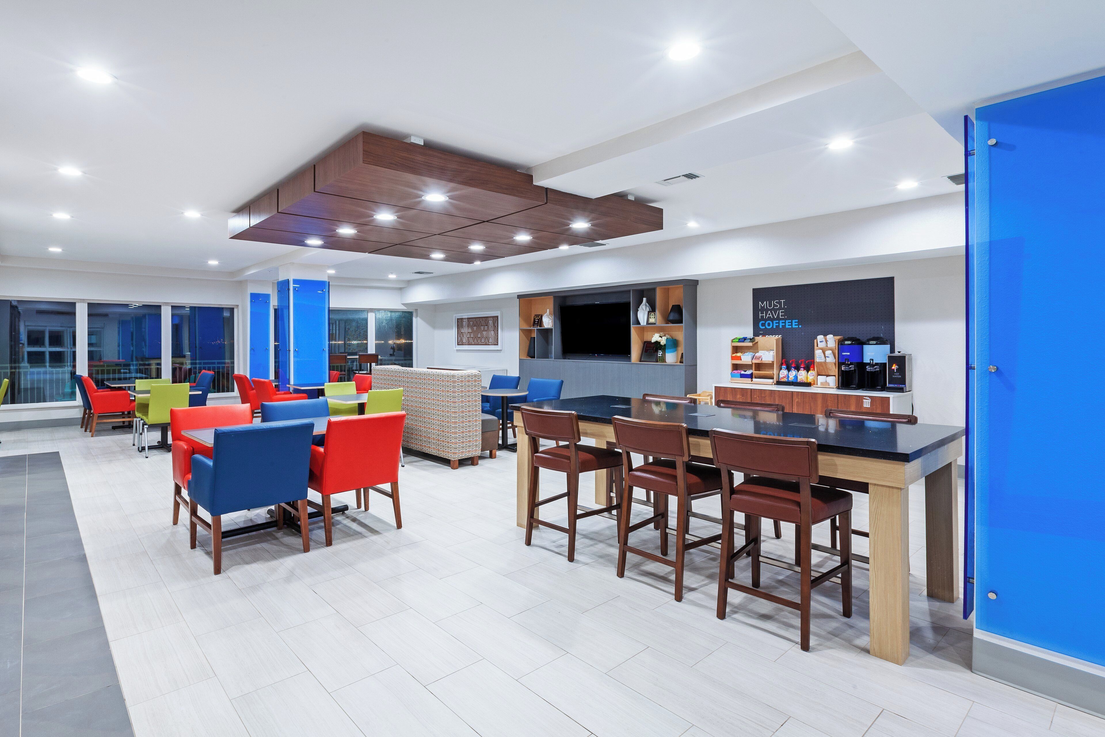 Cocina moderna con barra, comedor y un amplio ventanal.