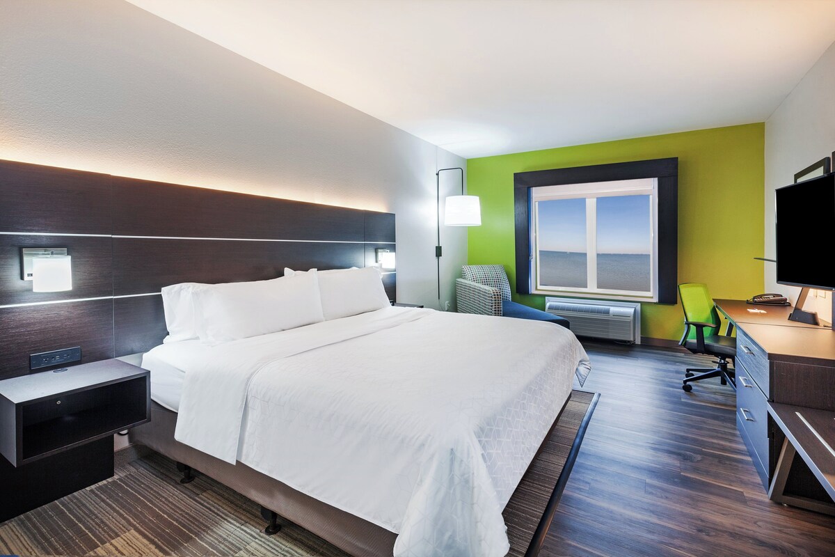 Standard Room, 1 King Bed, Bay View (LEISURE) | Desk, laptop workspace, soundproofing, iron/ironing board