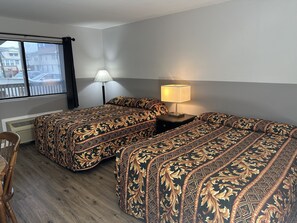 Superior-huone, 2 keskisuurta parisänkyä, keittiö, uima-altaan luona | Työpöytä, pimennysverhot, Wi-Fi, vuodevaatteet