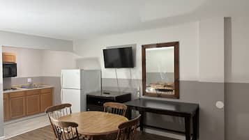 Superior-Zimmer, 2 Queen-Betten, Küche, Poolseite | Essbereich im Zimmer