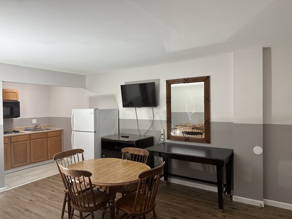 Superior Room, 2 Queen Beds, Kitchen, Poolside | In-room dining