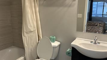 Camera Superior, 2 letti queen, cucina, lato piscina | Bagno | Set di cortesia gratuito, asciugacapelli, asciugamani