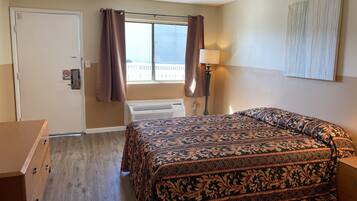 Escritorio, cortinas blackout, wifi y ropa de cama