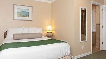 Standard Room, 1 Queen Bed, Non Smoking | Desk, blackout drapes, soundproofing, iron/ironing board