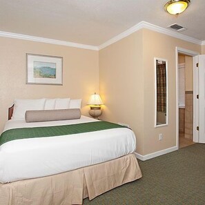 Standard Room, 1 Queen Bed, Non Smoking | Desk, blackout drapes, soundproofing, iron/ironing board