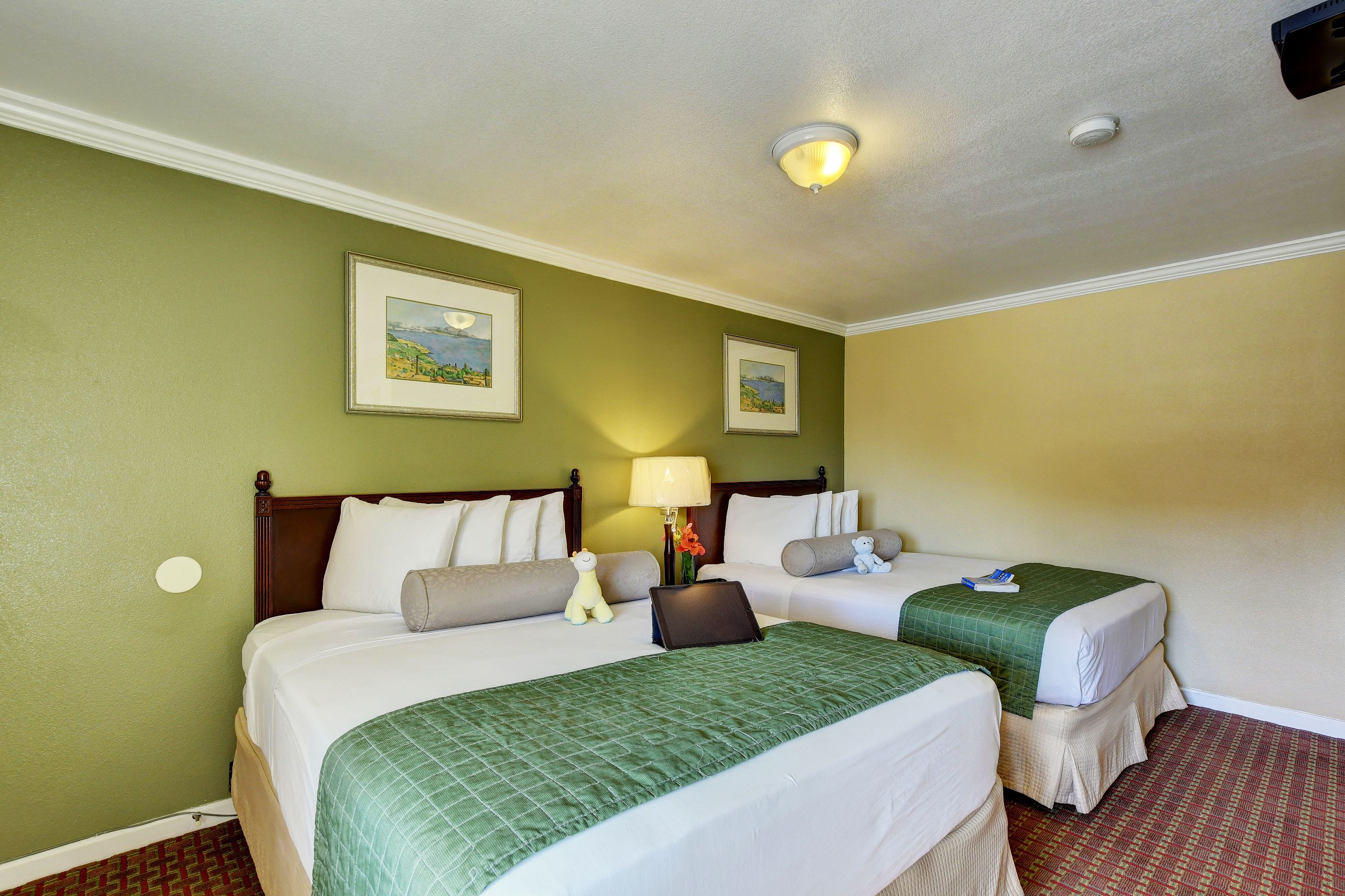 Habitación estándar, 2 camas Queen size, para no fumadores | Escritorio, cortinas blackout y insonorización 