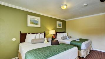 Habitación estándar, 2 camas Queen size, para no fumadores | Escritorio, cortinas blackout y insonorización