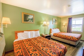 Chambre, 2 grands lits, fumeurs | Fer et planche à repasser, Wi-Fi gratuit, draps fournis