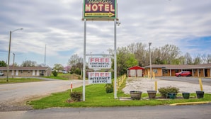 A motel with a sign advertising free continental breakfast and internet service.