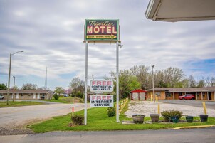 Un motel con un cartel que anuncia desayuno continental gratuito e internet.