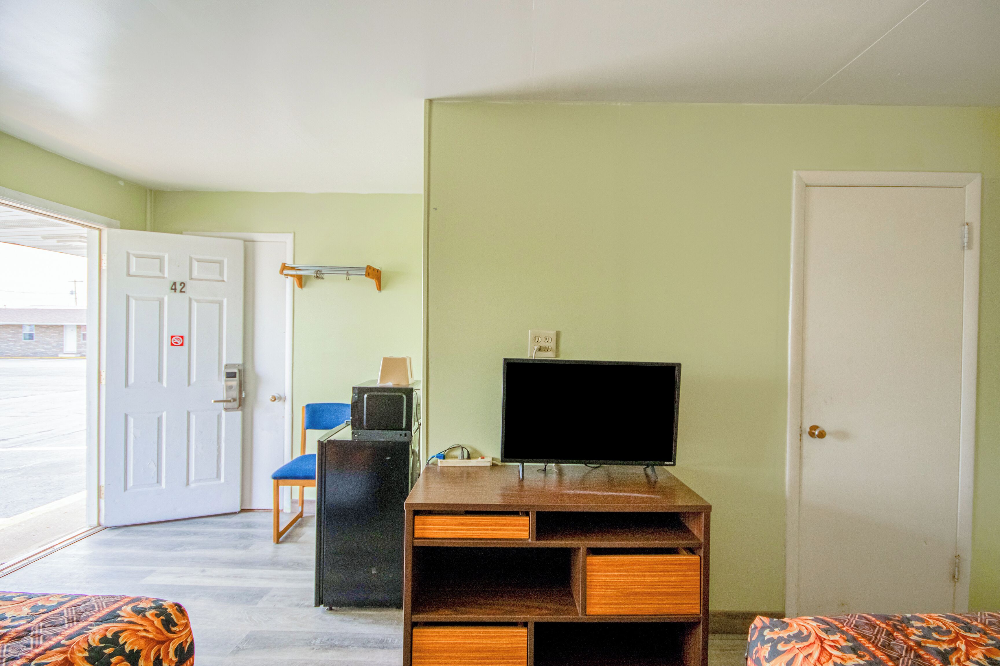 Room, 2 Queen Beds, Smoking | Iron/ironing board, free WiFi, bed sheets