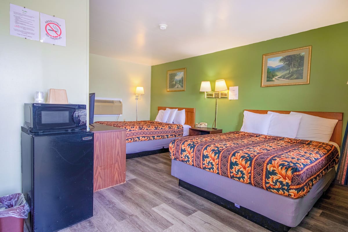 Kamer, 2 queensize bedden, roken | Een strijkplank/strijkijzer, gratis wifi, beddengoed