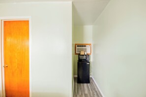 Iron/ironing board, free WiFi, bed sheets - Travelier Motel (Macon)