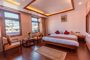 Deluxe, 1 Doppelbett | Wohnbereich | 32-Zoll-LCD-Fernseher mit Kabelempfang, Fernseher