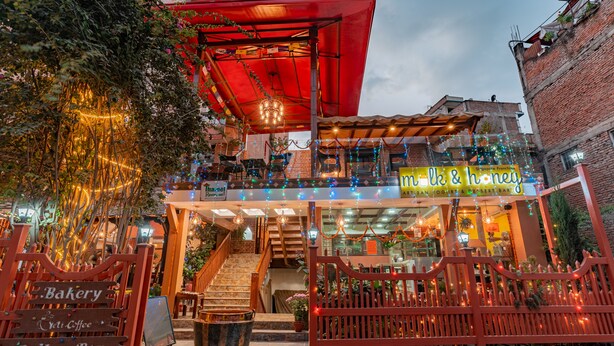 A building with a sign for 'Bakery & Coffee' and 'Resi-o-Bar'. - Hotel Manang (Kathmandu)