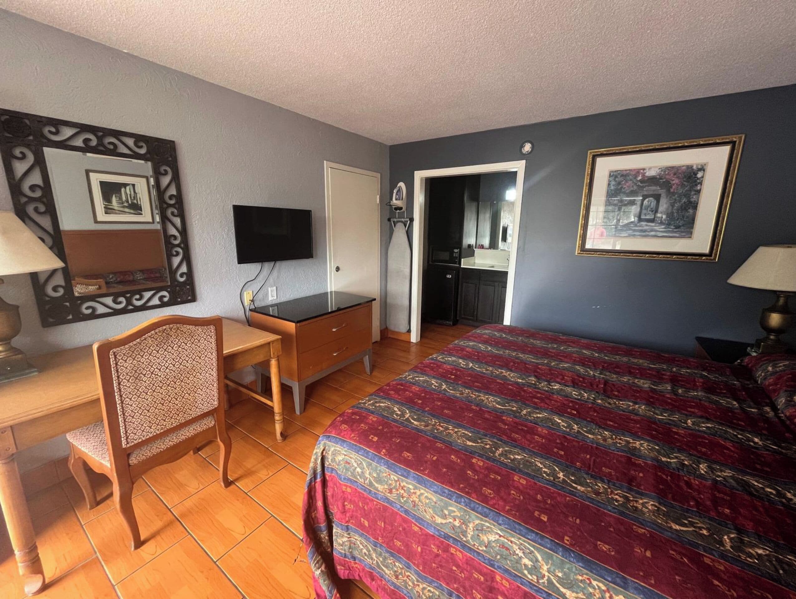 Zimmer, 1 King-Bett, Nichtraucher | Bügeleisen/Bügelbrett, kostenloses WLAN, Bettwäsche