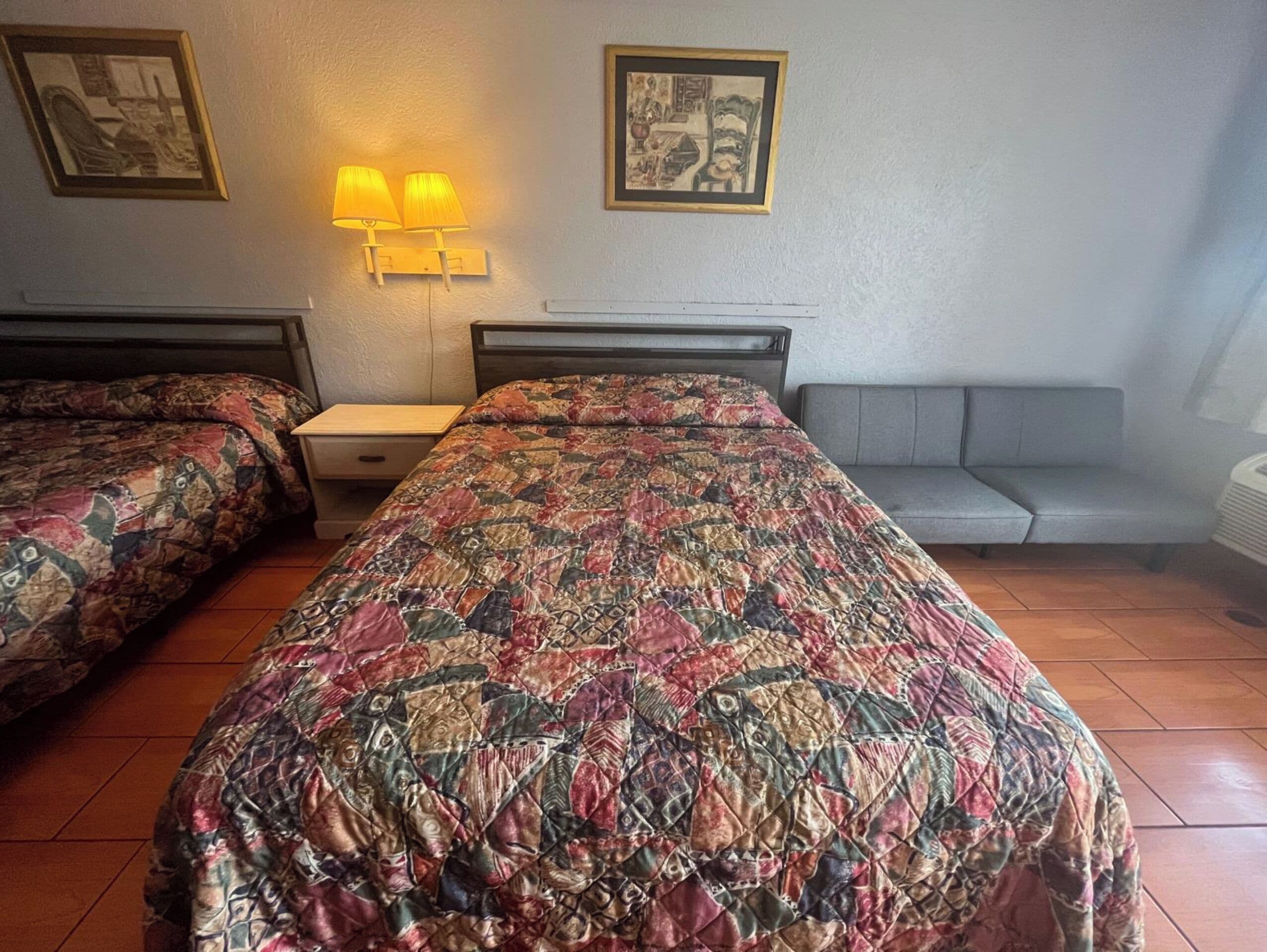 Tabla de planchar con plancha, wifi gratis y ropa de cama 