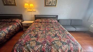 Tabla de planchar con plancha, wifi gratis y ropa de cama