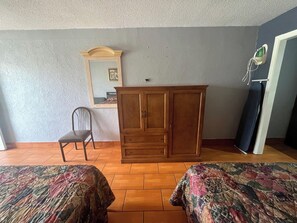 Tabla de planchar con plancha, wifi gratis, ropa de cama